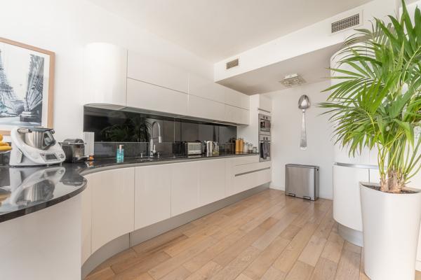 Appartement
         4 pièces
        - 125 m² Bien prestige 899 000 € *