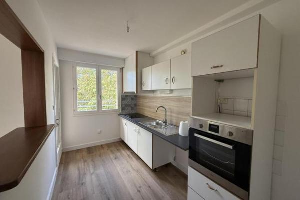 Location - Appartement 7 pièces 113 m 2 SABLE SUR SARTHE (72300)