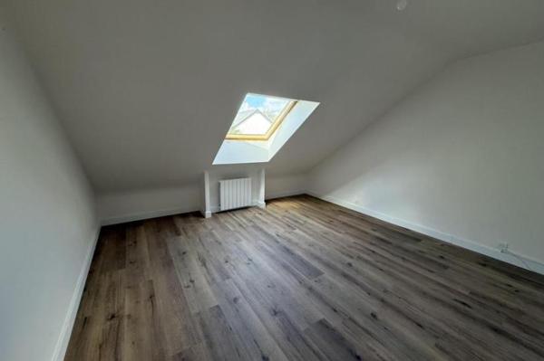 Location - Appartement 7 pièces 113 m 2 SABLE SUR SARTHE (72300)