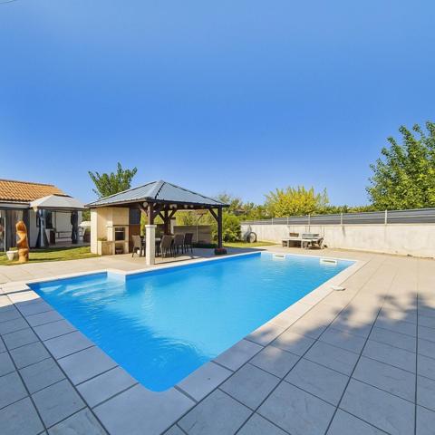 Maison familiale de plain-pied avec piscine, sans vis-à-vis