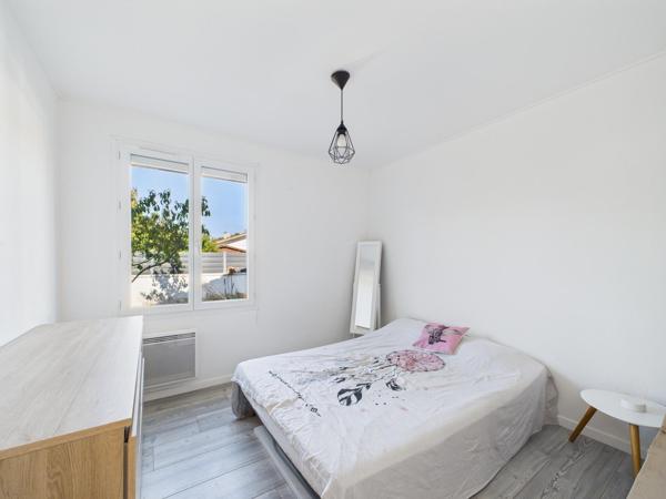 Maison familiale de plain-pied avec piscine, sans vis-à-vis