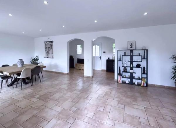 Salernes – Propriété d’Exception avec Vue Dégagée, Piscine et 9 Chambres