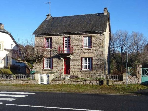 A BUGEAT EN HAUTE CORREZE GRANDE MAISON PIERRE DE 120 M² 5 CHAMBRES
