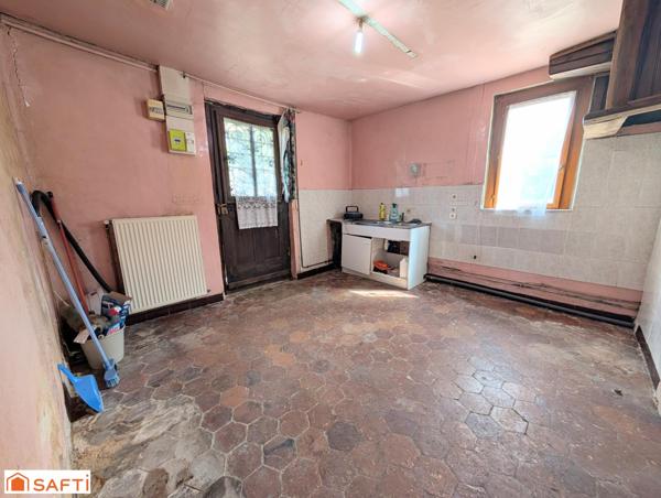 Maison de plain-pied à rénover avec jardin et garage