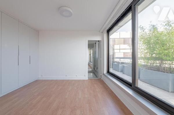 2P rénové au 7e avec terrasse plein ciel, vue dégagée, cave – rare à la vente