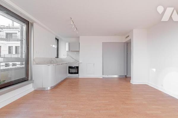 2P rénové au 7e avec terrasse plein ciel, vue dégagée, cave – rare à la vente