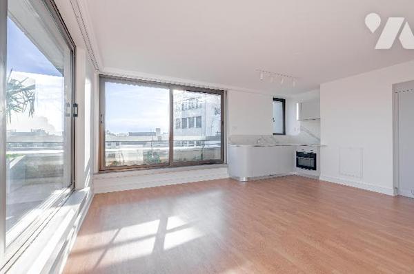 2P rénové au 7e avec terrasse plein ciel, vue dégagée, cave – rare à la vente