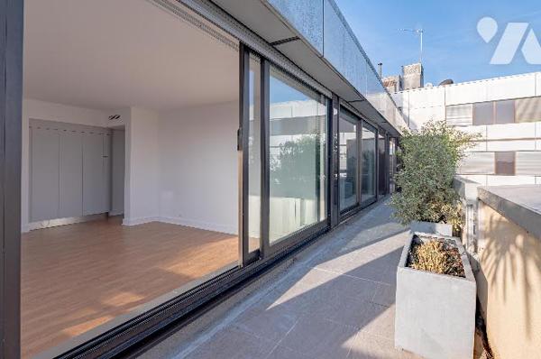 2P rénové au 7e avec terrasse plein ciel, vue dégagée, cave – rare à la vente