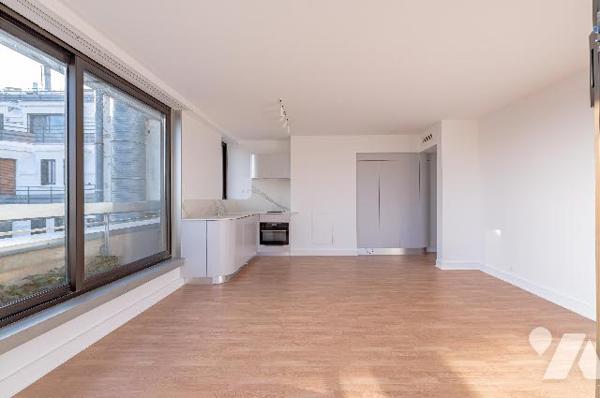 2P rénové au 7e avec terrasse plein ciel, vue dégagée, cave – rare à la vente