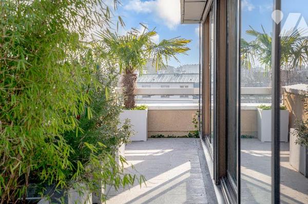 2P rénové au 7e avec terrasse plein ciel, vue dégagée, cave – rare à la vente