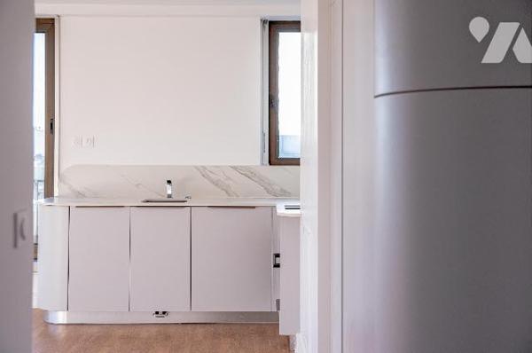 2P rénové au 7e avec terrasse plein ciel, vue dégagée, cave – rare à la vente