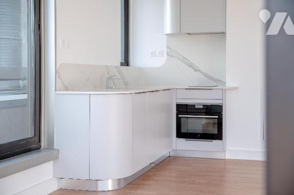 2P rénové au 7e avec terrasse plein ciel, vue dégagée, cave – rare à la vente