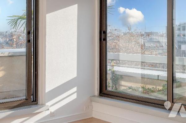 2P rénové au 7e avec terrasse plein ciel, vue dégagée, cave – rare à la vente