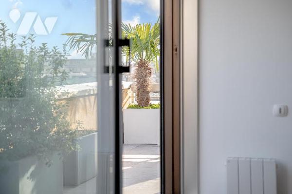 2P rénové au 7e avec terrasse plein ciel, vue dégagée, cave – rare à la vente