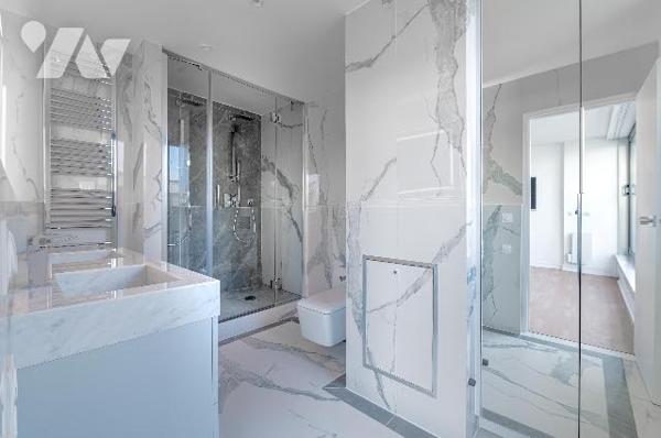 2P rénové au 7e avec terrasse plein ciel, vue dégagée, cave – rare à la vente