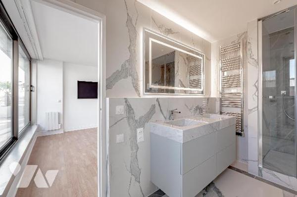 2P rénové au 7e avec terrasse plein ciel, vue dégagée, cave – rare à la vente