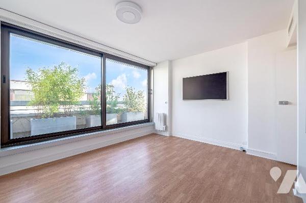 2P rénové au 7e avec terrasse plein ciel, vue dégagée, cave – rare à la vente