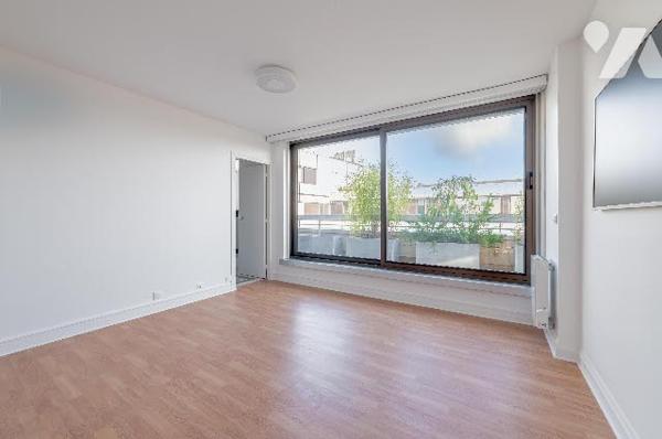 2P rénové au 7e avec terrasse plein ciel, vue dégagée, cave – rare à la vente