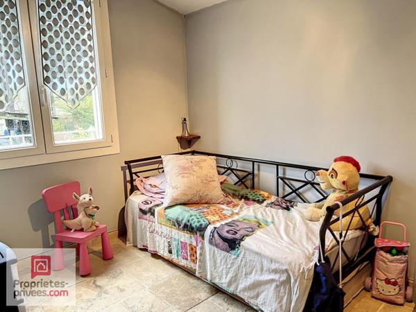 RIANS VILLA 158 m² T4+T3 sur 1225 m² Piscine à pied du village