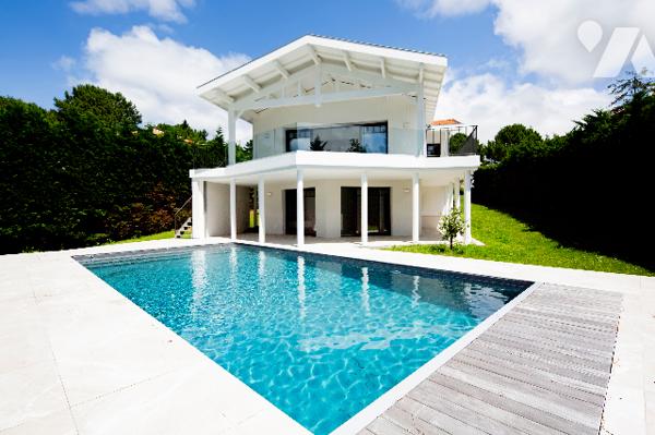Villa d'exception d'une surface de 238 m² habitables environ sur terrain de 1327 m² avec Piscine