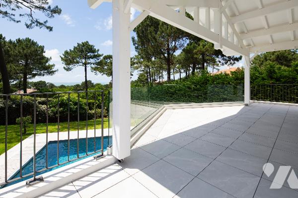 Villa d'exception d'une surface de 238 m² habitables environ sur terrain de 1327 m² avec Piscine