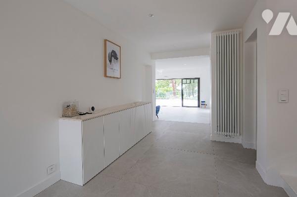 Villa d'exception d'une surface de 238 m² habitables environ sur terrain de 1327 m² avec Piscine