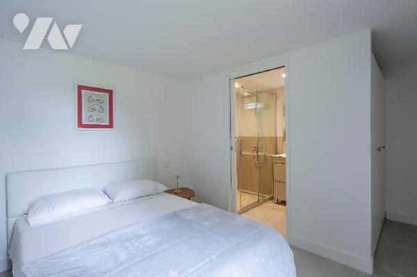 Villa d'exception d'une surface de 238 m² habitables environ sur terrain de 1327 m² avec Piscine