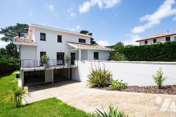 Villa d'exception d'une surface de 238 m² habitables environ sur terrain de 1327 m² avec Piscine