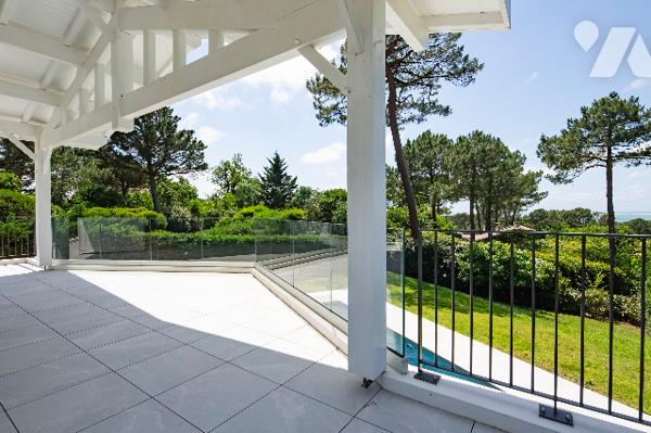 Villa d'exception d'une surface de 238 m² habitables environ sur terrain de 1327 m² avec Piscine