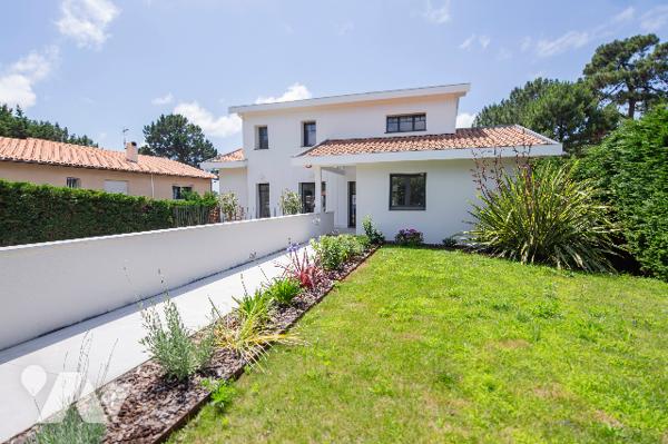 Villa d'exception d'une surface de 238 m² habitables environ sur terrain de 1327 m² avec Piscine