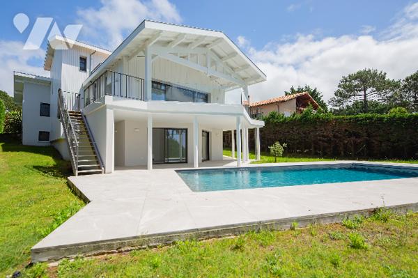 Villa d'exception d'une surface de 238 m² habitables environ sur terrain de 1327 m² avec Piscine