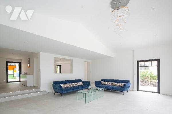 Villa d'exception d'une surface de 238 m² habitables environ sur terrain de 1327 m² avec Piscine