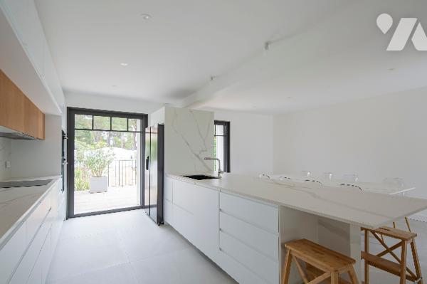 Villa d'exception d'une surface de 238 m² habitables environ sur terrain de 1327 m² avec Piscine