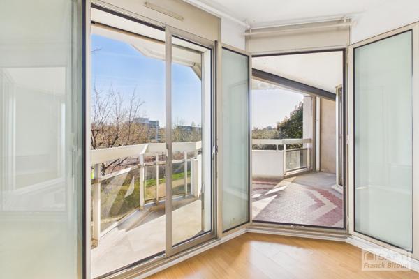 FRONT DE SEINE - 2 PIÈCES DE 53 M² - VUE SEINE ET ÎLE DE LA JATTE
