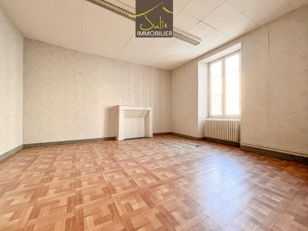 Appartement à rénover en centre ville de BRESSUIRE avec terrasse !