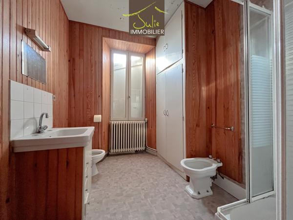 Appartement à rénover en centre ville de BRESSUIRE avec terrasse !