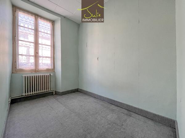 Appartement à rénover en centre ville de BRESSUIRE avec terrasse !