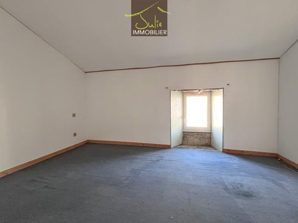 Appartement à rénover en centre ville de BRESSUIRE avec terrasse !