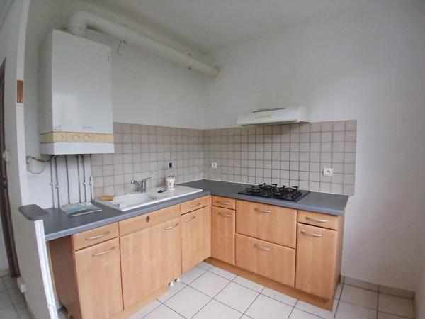 ANGOULEME ! Opportunité à Saisir ! T2 Lumineux avec Parking, Cave & Petit Extérieur