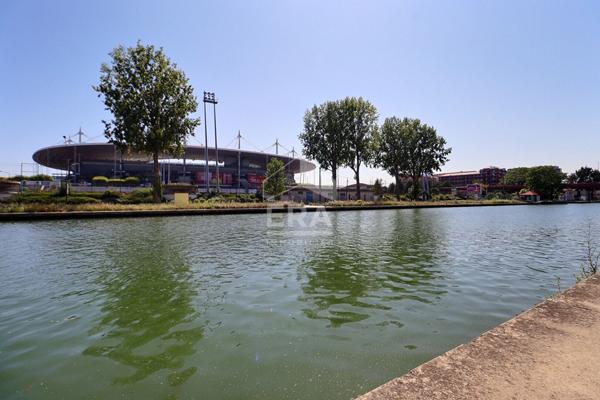 MAGNIFIQUE APPARTEMENT EN BORD DE CANAL AVEC VUE DIRECTE SUR LE STADE DE FRANCE 3 PIÈCES 77 m²  TERRASSE 60 m²  BOX 25 m²