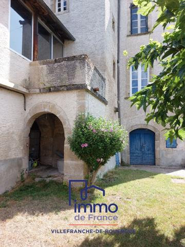 Maison du 17°, 184 m2 hab. avec garage et terrain clos