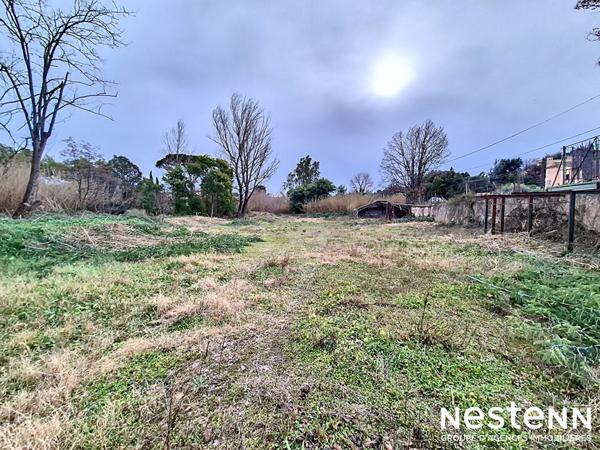 Terrain constructible d'environ 2 800 m² situé à Grimaud