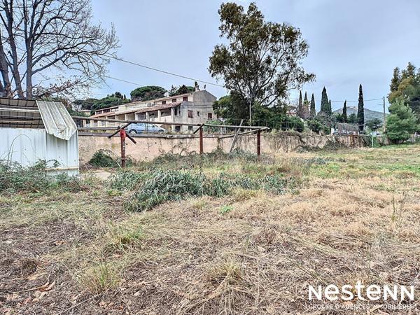 Terrain constructible d'environ 2 800 m² situé à Grimaud