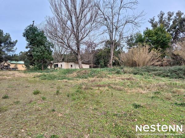 Terrain constructible d'environ 2 800 m² situé à Grimaud