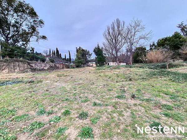 Terrain constructible d'environ 2 800 m² situé à Grimaud