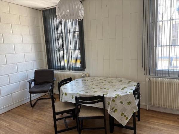 Un ensemble immobilier composé d'une partie commerciale et d'un appartement sur deux niveaux.