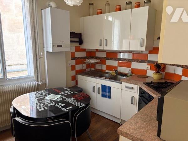 Un ensemble immobilier composé d'une partie commerciale et d'un appartement sur deux niveaux.