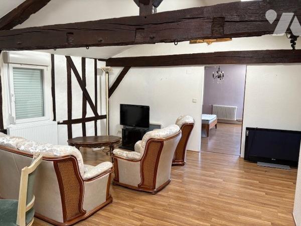 Un ensemble immobilier composé d'une partie commerciale et d'un appartement sur deux niveaux.