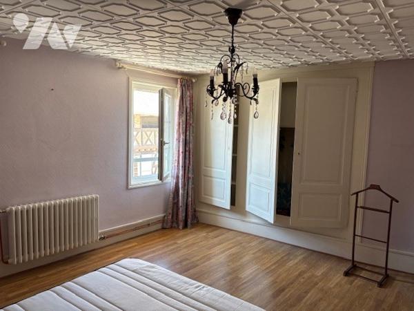 Un ensemble immobilier composé d'une partie commerciale et d'un appartement sur deux niveaux.