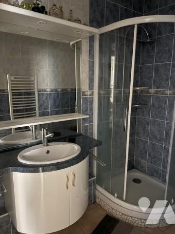 Un ensemble immobilier composé d'une partie commerciale et d'un appartement sur deux niveaux.